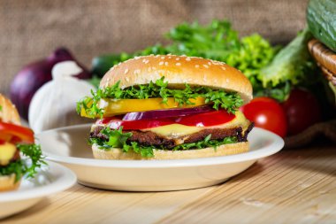huisgemaakte hamburger met verse groenten op snijplank