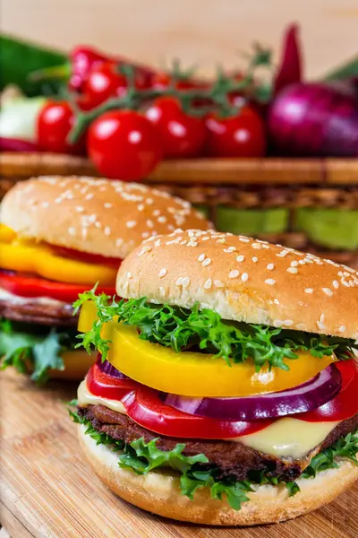 Hamburger maison aux légumes frais, gros plan — Photo