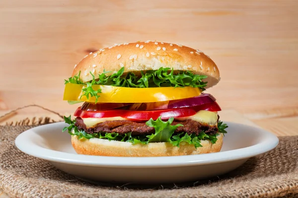 新鮮な野菜、自家製ハンバーガーをクローズ アップ — ストック写真