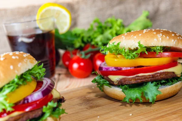 Domácí hamburger s čerstvou zeleninou, zblízka — Stock fotografie