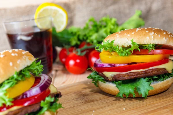 Hamburger maison aux légumes frais, gros plan — Photo