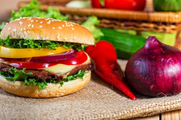 Hamburger fatto in casa con verdure fresche sul tagliere — Foto Stock