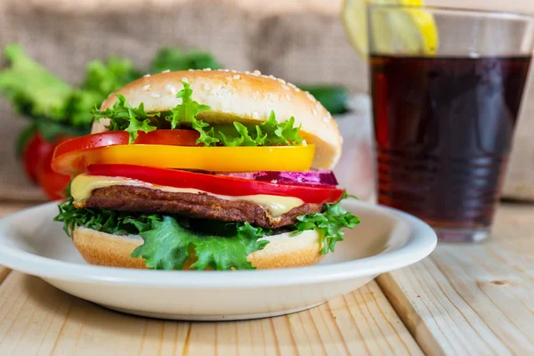 Hambúrguer e bebida com fatia de limão — Fotografia de Stock