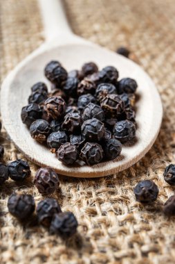 tahta kaşık üzerine karabiber