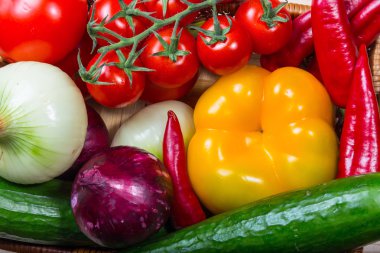 sebzeler ahşap arka planda