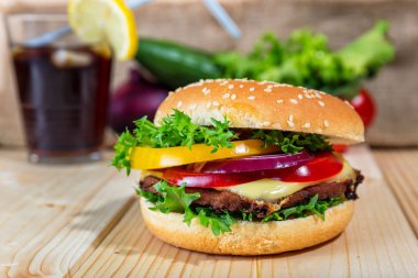 hamburger ve içki dilim limon ile 