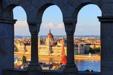 Budapeşte'de, Bina Macaristan Parlamentosu'nun fisherman's Kalesi manzarası