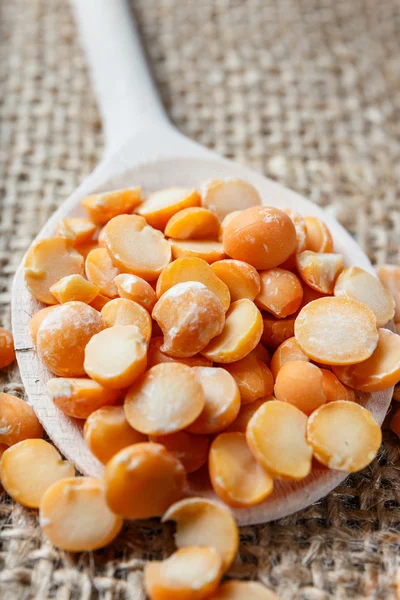 Dry peas on a wooden spoon, close up — Stock Photo, Image