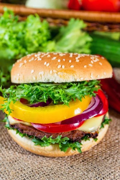 Hamburger fatto in casa con verdure fresche, primo piano — Foto Stock