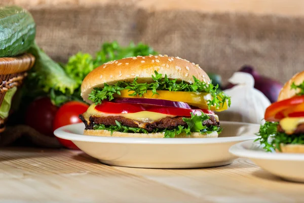 Hamburguesa casera con verduras frescas, de cerca — Foto de Stock