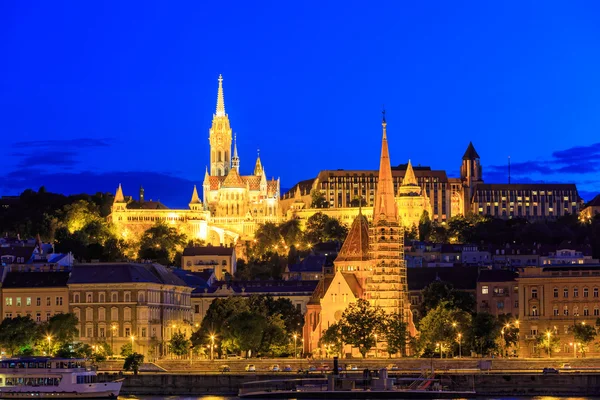 Nacht uitzicht met Matthiaskerk in Boedapest, Hongarije — Stockfoto