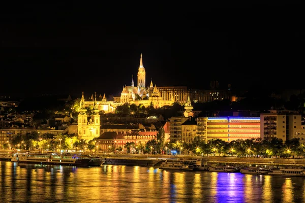 Vista nocturna con la iglesia Matthias en Budapest, Hungría —  Fotos de Stock