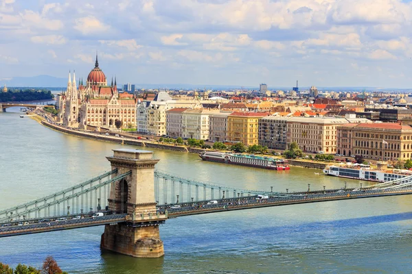 Edificio del Parlamento húngaro en Budapest — Foto de Stock