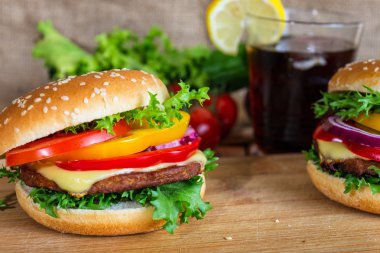 hamburger ve içki dilim limon ile 