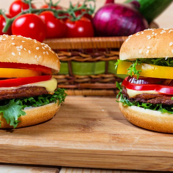 Hamburger maison avec légumes frais sur planche à découper — Photo