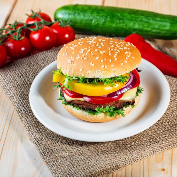 Hamburguesa casera con verduras frescas, de cerca — Foto de Stock