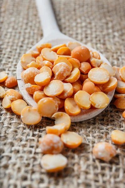 Dry peas on a wooden spoon, close up — Stock Photo, Image