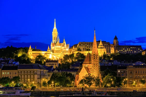 Vista noturna com a Igreja Matthias em Budapeste, Hungria — Fotografia de Stock