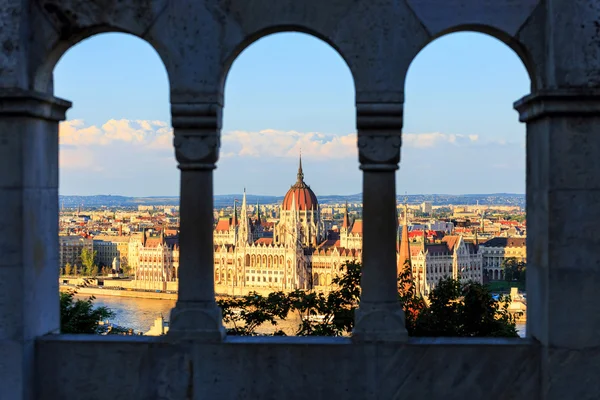 Maďarský parlament v Budapešti, pohled z rybářská bašta — Stock fotografie