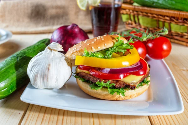 Hamburger et boisson avec tranche de citron — Photo