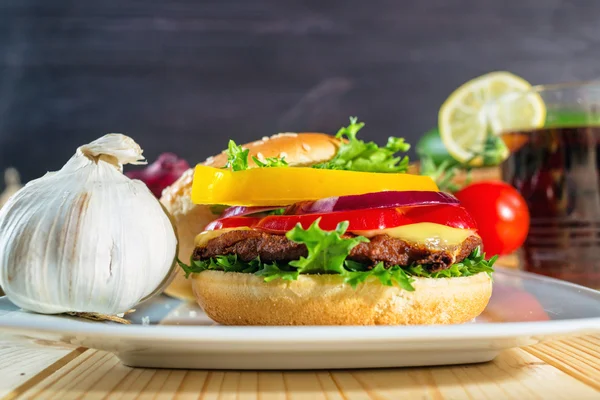 Hamburger maison aux légumes frais, gros plan — Photo