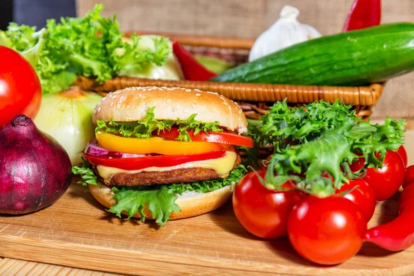 Hamburguesa casera con verduras frescas, de cerca — Foto de Stock