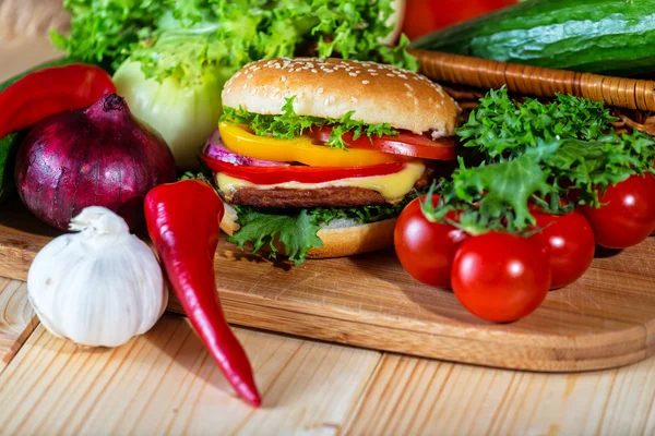 Homemade hamburger with fresh vegetables, close up — Stock Photo, Image