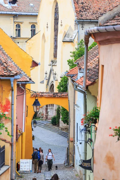 SIGHISOARA, ROMANIA - JULY 17: Unidentified tourists walking in historic town Sighisoara on July 17, 2014. City in which was born Vlad Tepes, Dracula — Stock Photo, Image