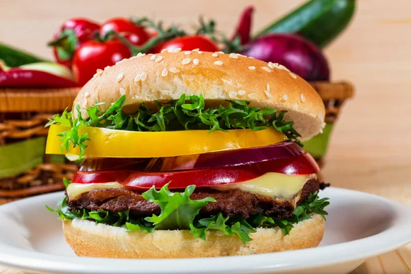 Hamburger maison aux légumes frais, gros plan — Photo