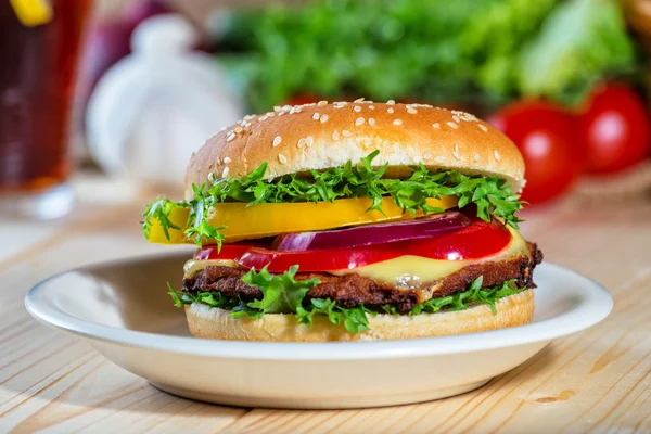 Primer plano de hamburguesa casera en plato blanco —  Fotos de Stock