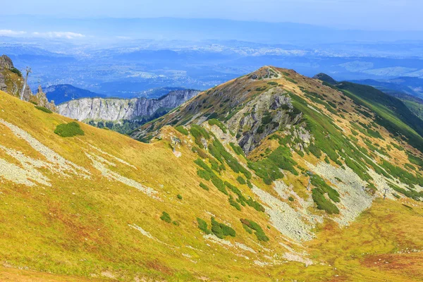 红色的山峰，越过 tatra 山脉波兰 — 图库照片