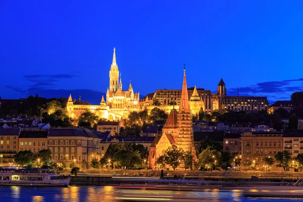 Vue de Nuit avec l'église Matthias à Budapest, Hongrie — Photo