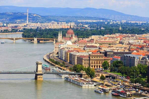 Boedapest en Donau panoramisch uitzicht op de rivier, Hongarije, Europa — Stockfoto