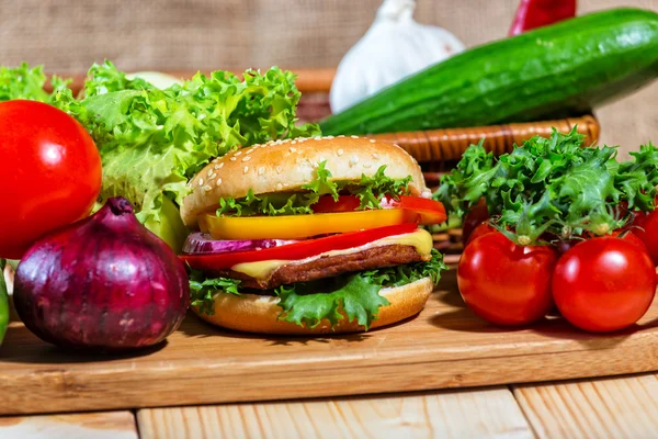 Hamburguesa casera con verduras frescas, de cerca — Foto de Stock