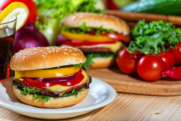 Hamburger fatto in casa con verdure fresche, primo piano — Foto Stock