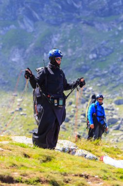 balea Gölü, Romanya - 21 Temmuz 2014: tanımlanamayan Yamaçparaşütü balea Gölü, fagaras Dağı, Romanya. yamaç paraşütü en popüler macera spor dünya bulunmaktadır 