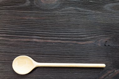 kesme tahtası üzerinde ahşap çatal bıçak takımı 