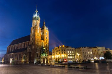 Azize mary Kilisesi gece Krakow, Polonya. 