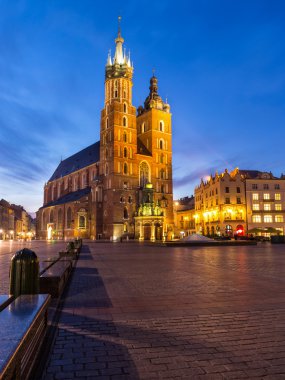 Azize mary Kilisesi gece Krakow, Polonya. 