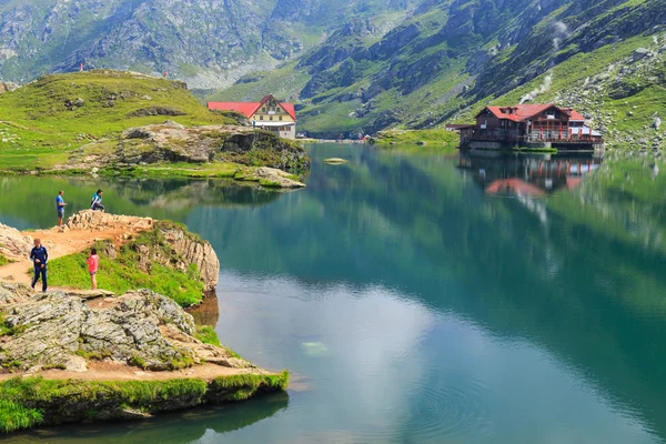БАЛЕЯ Озеро, Румыния - 21 июля 2014 года неизвестные туристы наслаждаются достопримечательностями озера Балея на высоте 2034 м над уровнем моря в горах Фагарас, Румыния . — стоковое фото
