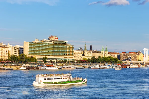 Węgry, Budapeszt-23 lipca: wgląd do Budapesztu na 23 lipca 2014 roku. Budapeszt jest jednym z najczęściej odwiedzanych przez turystów kapitału w Europie — Zdjęcie stockowe