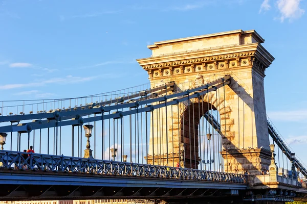 HUNGARY, BUDAPEST - JULY 23: Chain bridge is a suspension bridge that spans the River Danube between Buda and Pest on July 23, 2014 in Budapest. — Stock Photo, Image