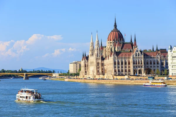 BUDAPEST - 24 de julio: Parlamento húngaro el 24 de julio de 2014. Es uno de los edificios más famosos de Europa y un popular destino turístico de Budapest . —  Fotos de Stock