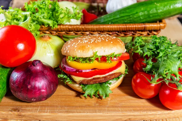 Domowy hamburger z świeżych warzyw, z bliska — Zdjęcie stockowe
