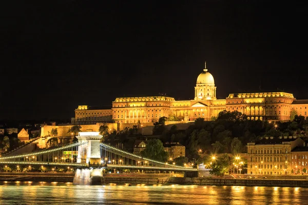 Vista nocturna del Puente de la Cadena y palacio real en Budapest, Hungría —  Fotos de Stock