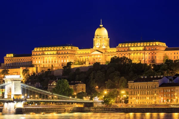 Vista nocturna del Puente de la Cadena y palacio real en Budapest, Hungría —  Fotos de Stock