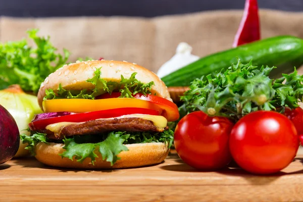 Hamburguesa casera con verduras frescas, de cerca — Foto de Stock