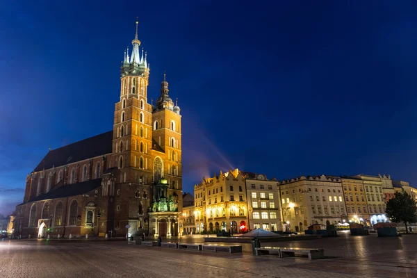 Pyhän Marian kirkko yöllä Krakovassa, Puolassa . — kuvapankkivalokuva
