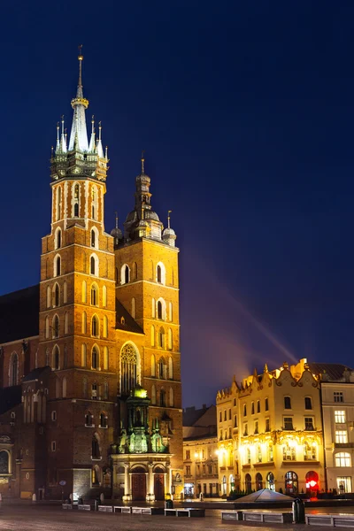 Εκκλησία της Αγίας Μαρίας, τη νύχτα στην Κρακοβία, Πολωνία. — Φωτογραφία Αρχείου