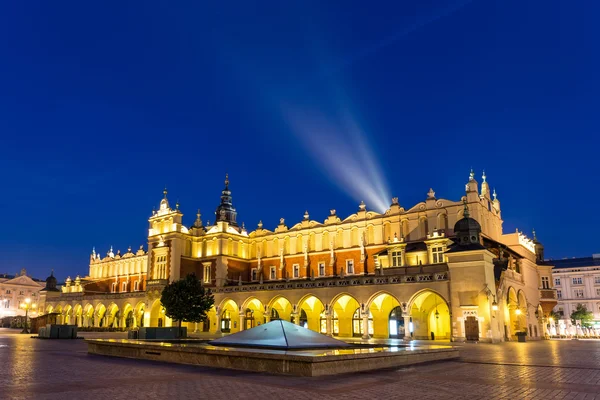 Marktplein bij nacht, Polen Krakau. — Stockfoto